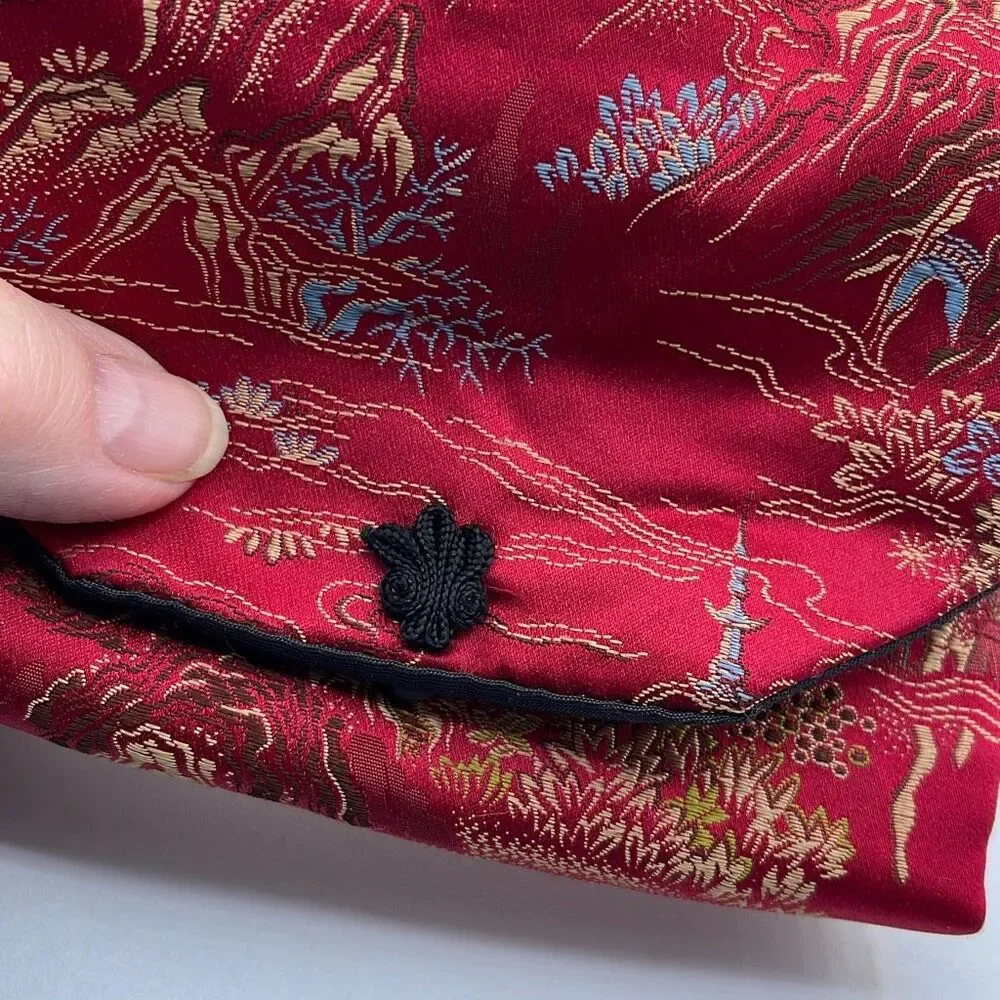 Vintage silk brocade jewelry roll. Snap front.
